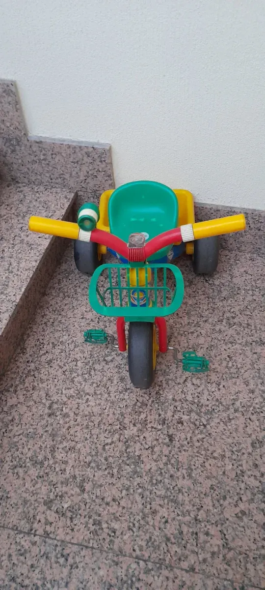 Triciclo infantil con cesta y asiento