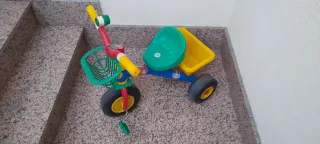 Triciclo infantil con cesta y asiento