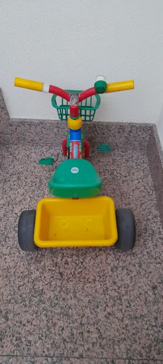 Triciclo infantil con cesta y asiento