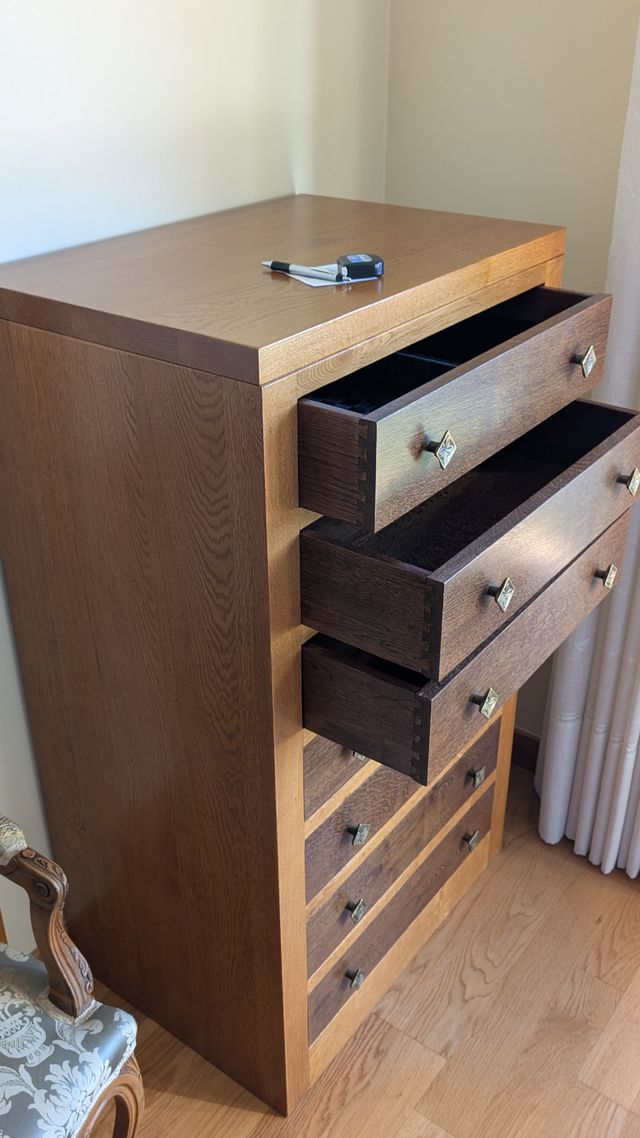 Cómoda alta de roble macizo 7 cajones