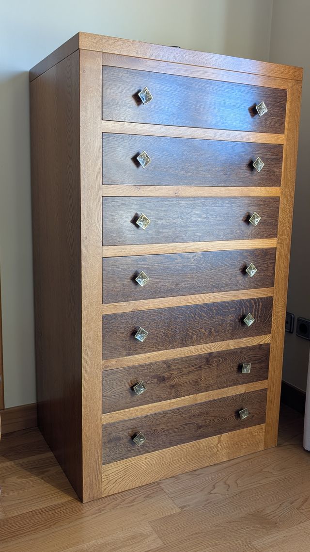 Cómoda alta de roble macizo 7 cajones