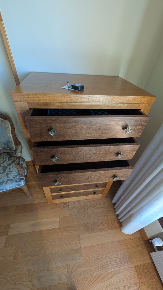 Cómoda alta de roble macizo 7 cajones