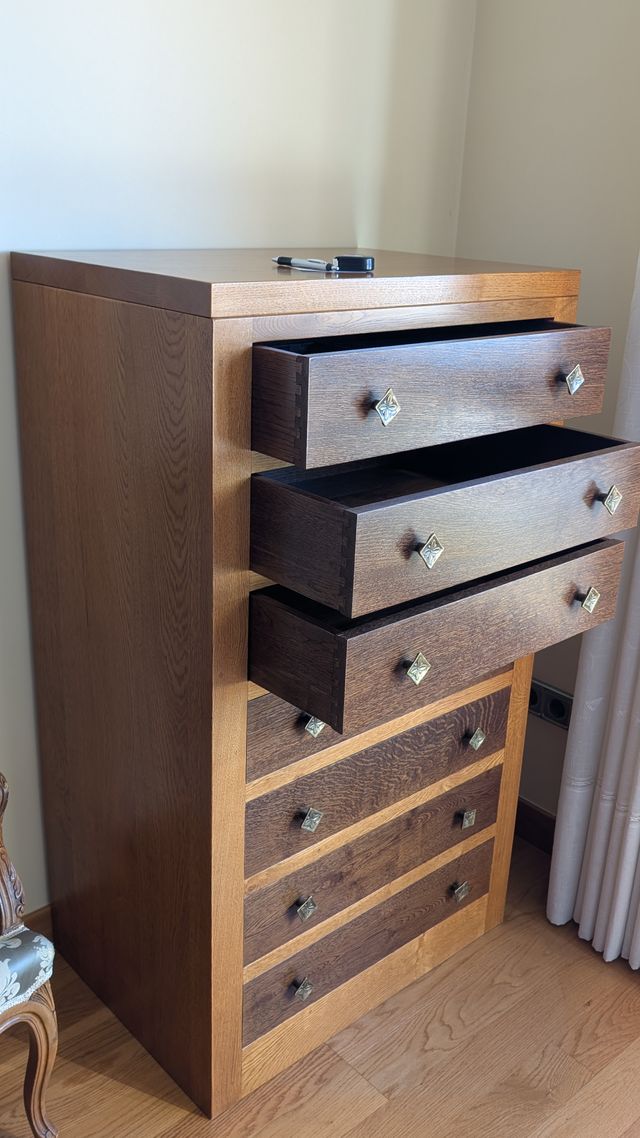 Cómoda alta de roble macizo 7 cajones