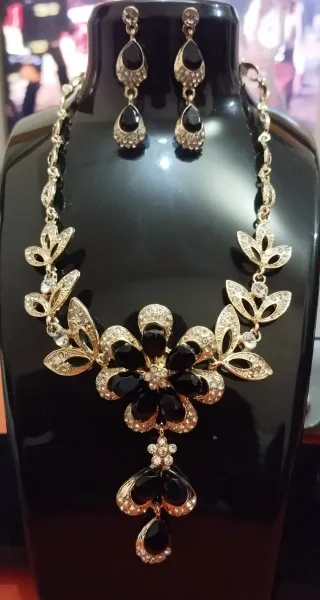 Collar y pendientes dorados con negro