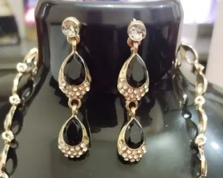 Collar y pendientes dorados con negro