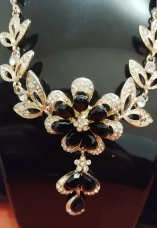 Collar y pendientes dorados con negro