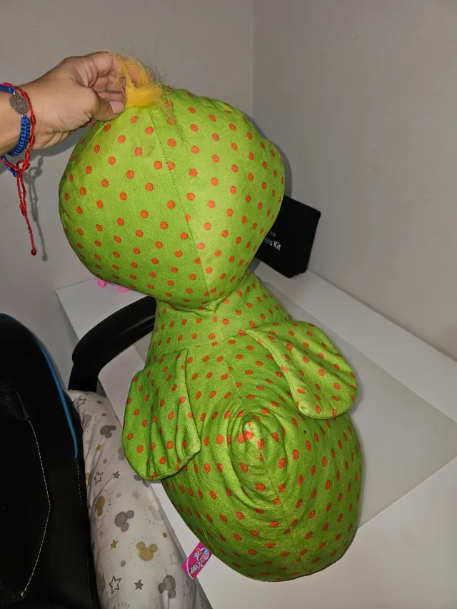 Peluche verde con puntos rojos