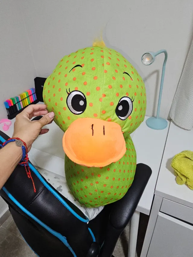 Peluche verde con puntos rojos