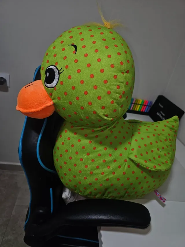 Peluche verde con puntos rojos