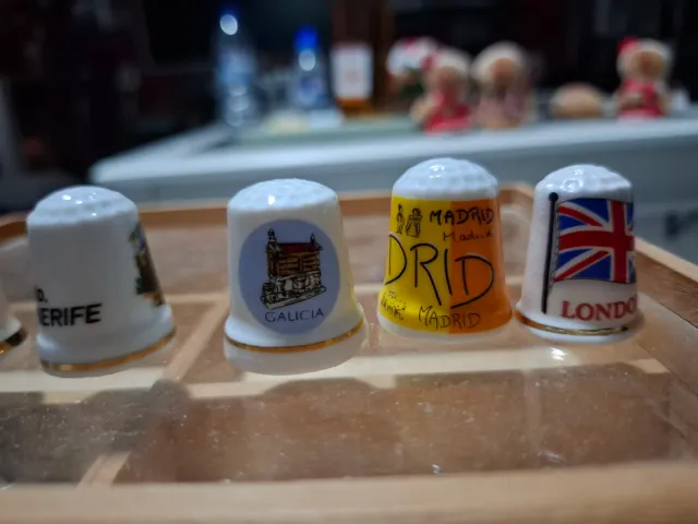 Colección de dedales de cerámica