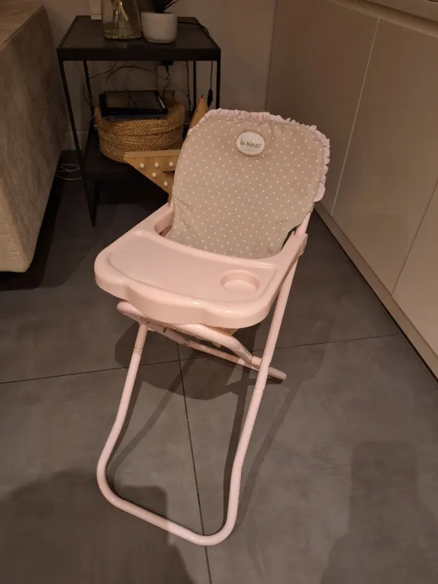Trona de muñecas marca "La Nina" plegable.