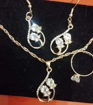 Conjunto collar, pendientes y anillo