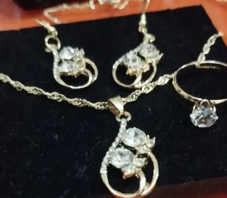 Conjunto collar, pendientes y anillo