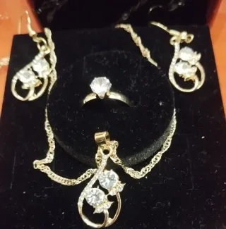 Conjunto collar, pendientes y anillo