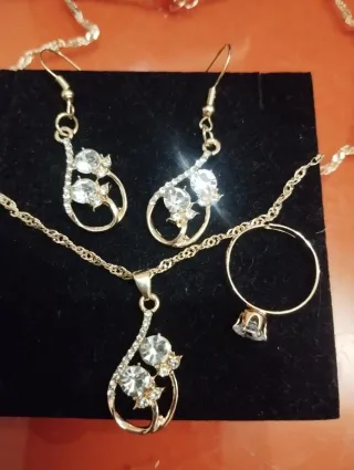 Conjunto collar, pendientes y anillo