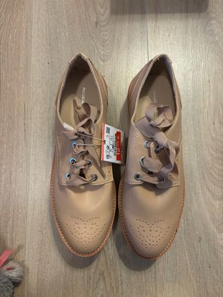 Zapatos beige estilo Oxford