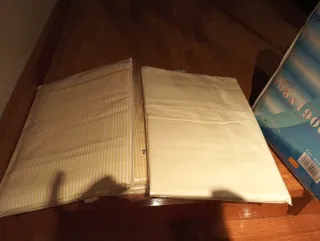 Conjunto de dos juegos de sabanas y  protectores.