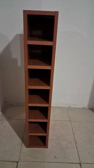 Botellero de madera marrón