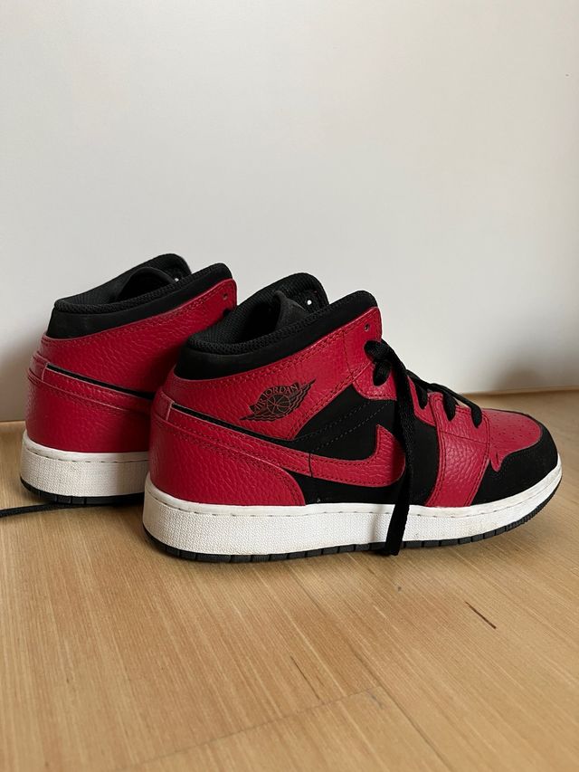 Air Jordan 1 Mid Rojas y Negras