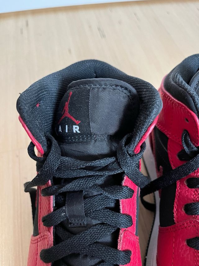 Air Jordan 1 Mid Rojas y Negras