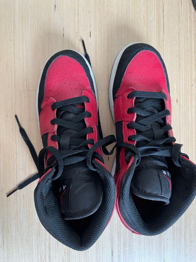 Air Jordan 1 Mid Rojas y Negras