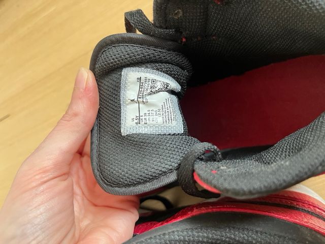 Air Jordan 1 Mid Rojas y Negras