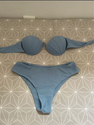 Bikini azul con diseño de concha