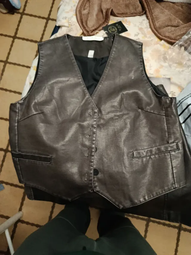 Conjunto Falda y Chaleco Cuero