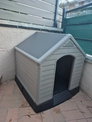 Casa para perro de plástico color beige. NUEVA