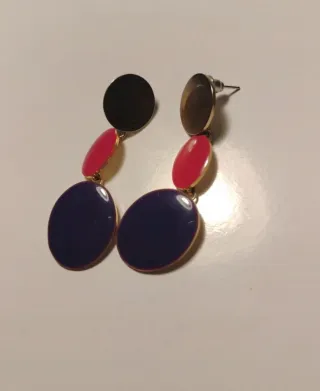 Orecchini dorati pendenti, colorati in viola/rosa