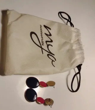 Orecchini dorati pendenti, colorati in viola/rosa