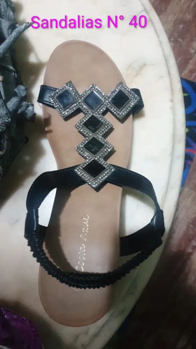 Zapatos Talla N° 41 Negros y Sandalias Talla N°40