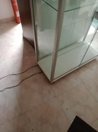 Vitrina de cristal con puertas y cerraduras