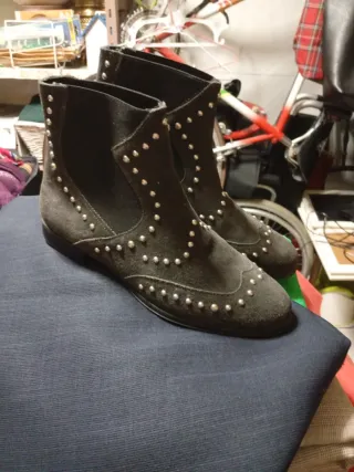 Botines ante color negro grisaceo con tachuelas pl