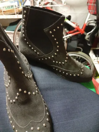 Botines ante color negro grisaceo con tachuelas pl