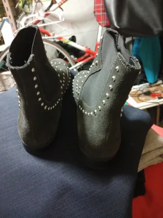 Botines ante color negro grisaceo con tachuelas pl