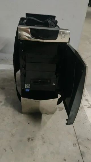 Ordenador sobremesa plata y negro