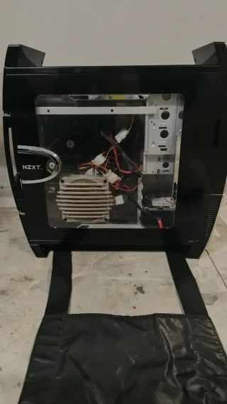 Ordenador sobremesa plata y negro