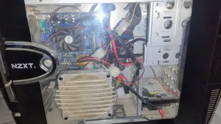 Ordenador sobremesa plata y negro