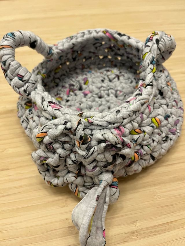 Cesto tejido a mano multicolor.