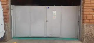 Puerta metálica gris