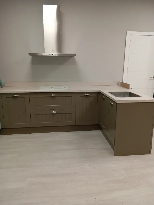 Cocina modular marrón y plateada