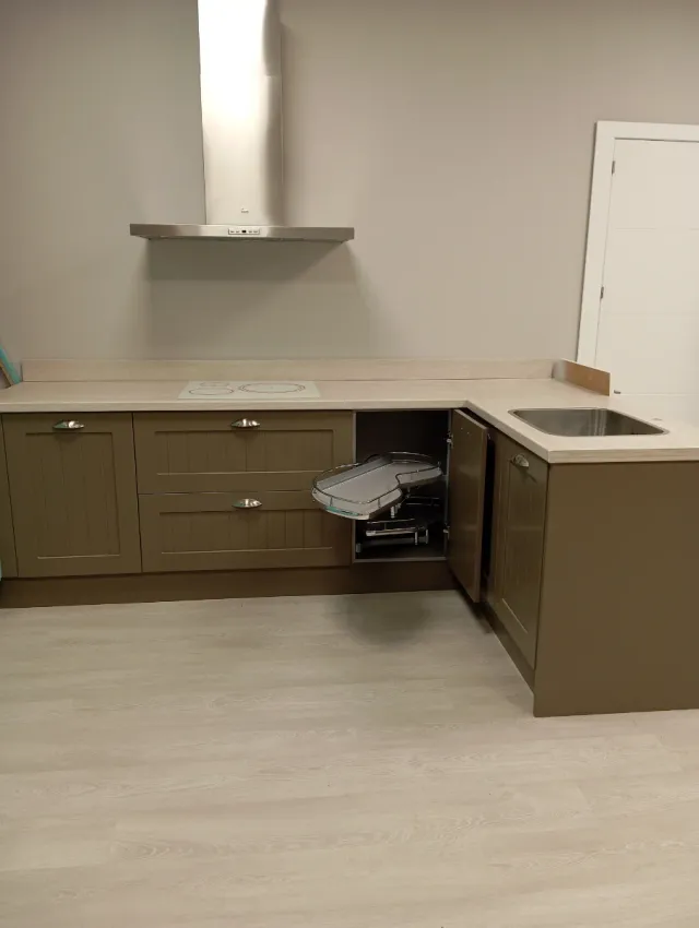 Cocina modular marrón y plateada