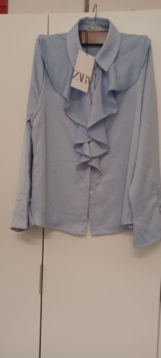 Camisa Zara azul con volantes con etiqueta