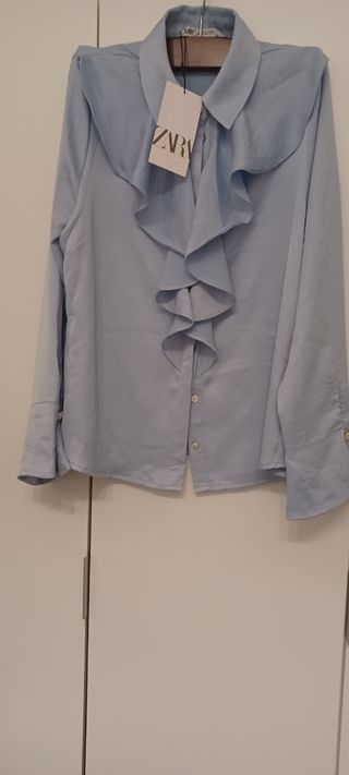 Camisa Zara azul con volantes con etiqueta