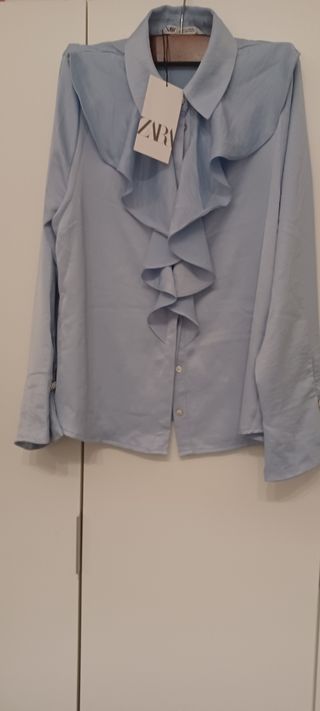 Camisa Zara azul con volantes con etiqueta