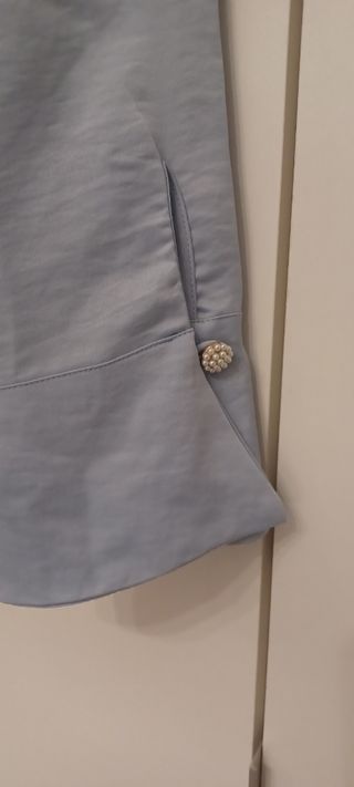 Camisa Zara azul con volantes con etiqueta