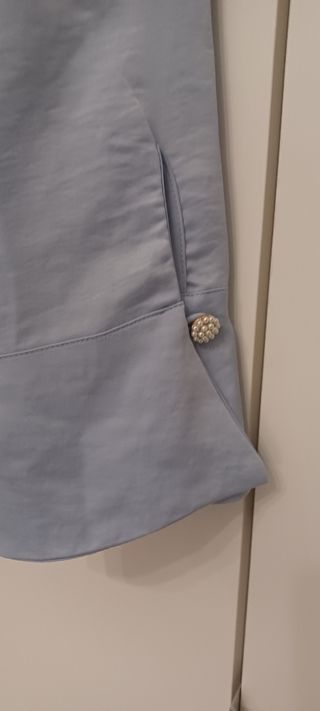 Camisa Zara azul con volantes con etiqueta