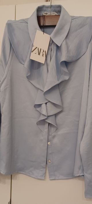 Camisa Zara azul con volantes con etiqueta