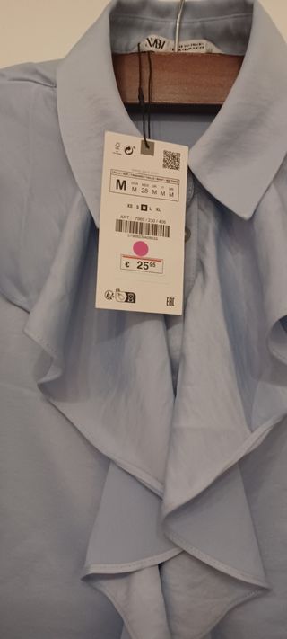 Camisa Zara azul con volantes con etiqueta